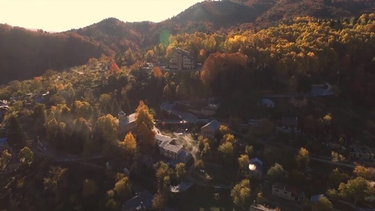 Rama publikon pamjet mahnitëse nga pika turistike e Dardhës (VIDEO)