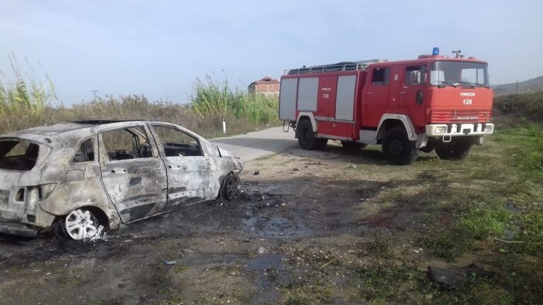 Merr flakë makina në aksin Levan-Vlorë. Pamjet e automjetit të shkrumbuar, shpëton shoferi