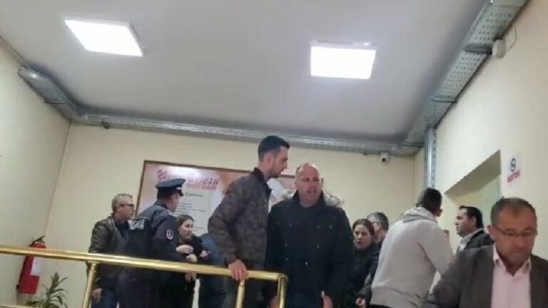 Tensione në Gjykatën e Fierit! Familjarët e 8-vjeçarit tentojnë të hyjnë në sallë dhe thyejnë xhamat e derës hyrëse