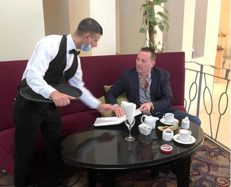 Fotografohet ish-këshilltari i Donald Trump, Richard Grenell në një kafe në Tiranë