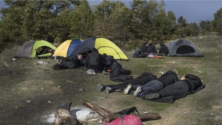 Refugjatët ngrenë çadrat 300 m larg kufirit me Shqipërinë