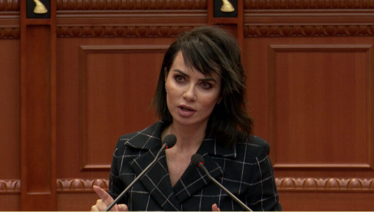 Grida Duma: Buxhet mjeran, si krekosja e gjelit majë plehut!