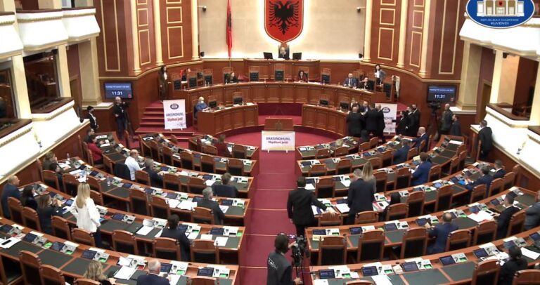 Përplasje fizike mes Braçes dhe Salianjit në sallën e Kuvendit
