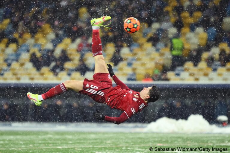 Lewandowski është i jashtëzakonshëm, shënon gol me roveshatë (VIDEO)