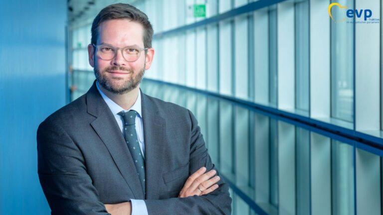 Eurodeputeti austriak: Hiqni vizat urgjent për Kosovën, ç’kërkoni më prej tyre