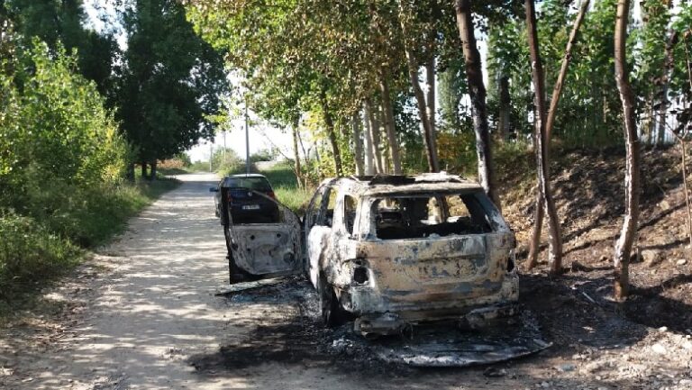 Gjendet një automjet i djegur në Korçë, dyshohet për zjarrvënie të qëllimshme