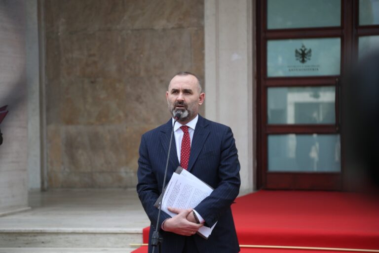 ”Mosbindja civile e Saliut, lloj rrugaçërie”, Manja: E predikon nga kafazi i arrestit shtëpiak, ka armë mishin për top
