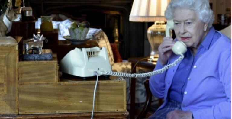 Mbretëresha Elizabeth telefonon vetëm 2 njerëz