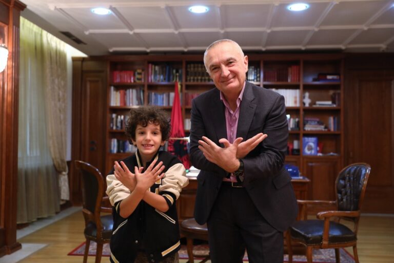 Presidenti Meta uron pavarësinë e Shqipërisë me nipin e Rugovës