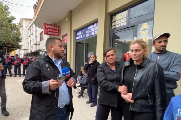 Rrëqeth nëna e 8-vjeçarit: Dua ta varin, ta djegin në mes të Fierit!