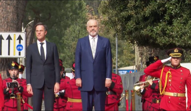 Kryeministri i Holandës vizitë në Tiranë, pritet me ceremoni zyrtare nga Rama
