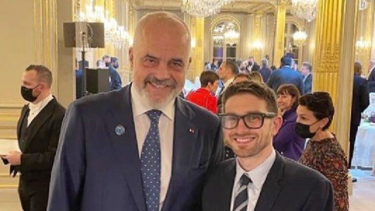 Djali i George Soros, trashegimtari Aleks, publikon foto me Ramën: Vëllezërit në Elysee!
