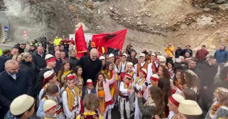 Rama pritet me daulle në Dibër: Hapet rruga e Arbrit (VIDEO)
