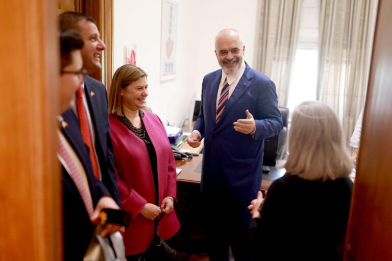 Kryeministri Rama pret në zyrë kongresmenët amerikanë. Zbulon dhuratën që u jep (FOTO)