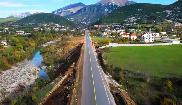Kryeministri uron 29 Nëntorin me pamje nga rruga e Arbrit (VIDEO)
