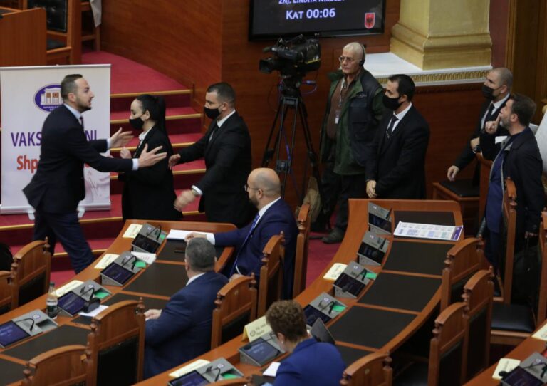 Gati u përlesh me Braçen në Kuvend, Salianji: Një pyetje i bëra, pse i dogji?
