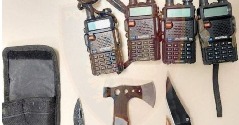 Bllokohet makina në Shkodër, gjenden disa radio policie, thika dhe fishekë