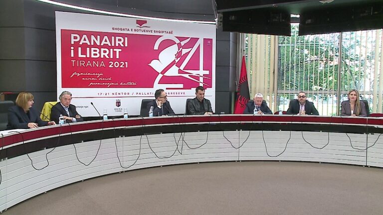 Panairi i Librit 2021/ Veliaj i jep çmimin e autorit më të mirë shkrimtarit Virgjil Muçi