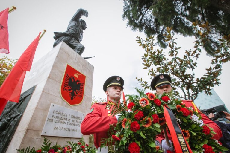 Veliaj uron 77-vjetorin e çlirimit të Tiranës: Dita kur ne nderojmë sakrificën e heronjve