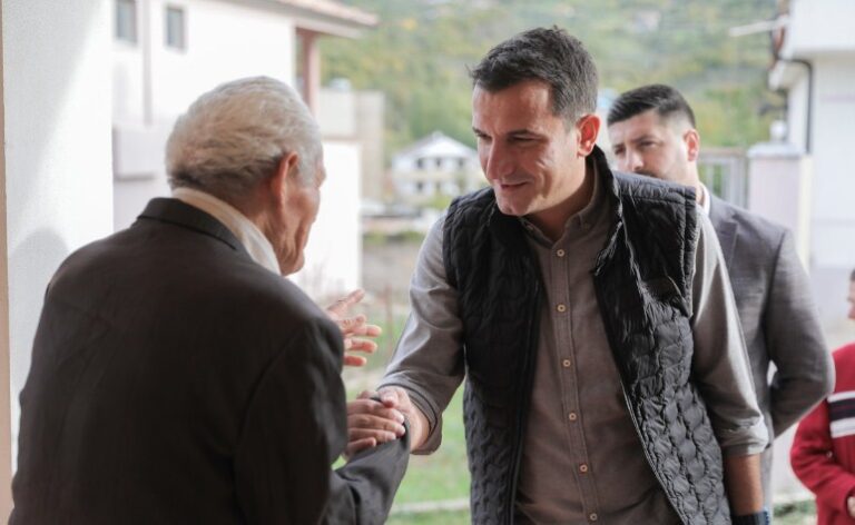Veliaj për pronarët e “5 Majit”: Do përfitojnë sipas ligjit, aq metra pronë sa kanë! Spekulantët do nxirren publikisht si mashtrues
