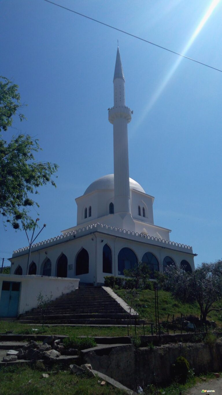 Sulmohet xhamia në Lushnje, Policia nis hetimet