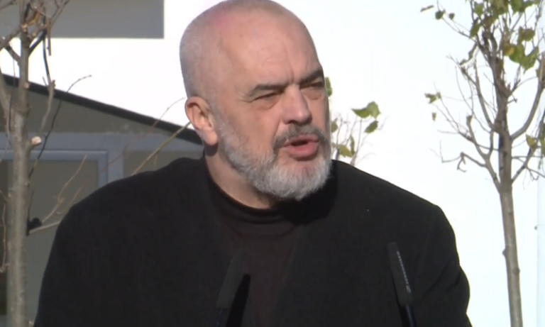 Kryeministri Rama lumturon 100 familje në Tiranë, nuk lë pa “thumbuar” edhe opozitën: Kujdes bravat e thyera