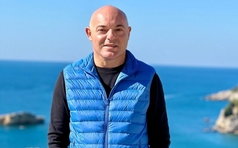 Si duket Blendi Fevziu me flokë të gjatë, kaçurrela dhe me mjekër të bardhë