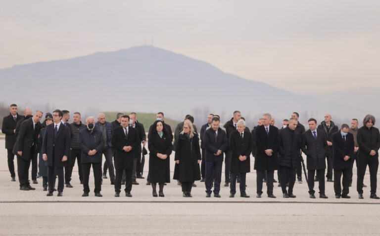 Ceremoni nderimi për 45 viktimat e aksidentit tragjik, të pranishme Lindita Nikolla dhe Vjosa Osmani