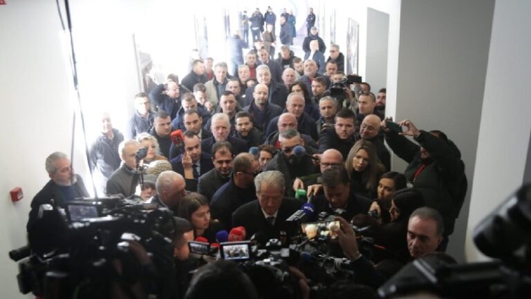 Berisha bën foto me grupin e rithemelimit në PD, mbështetësit: Basha ik