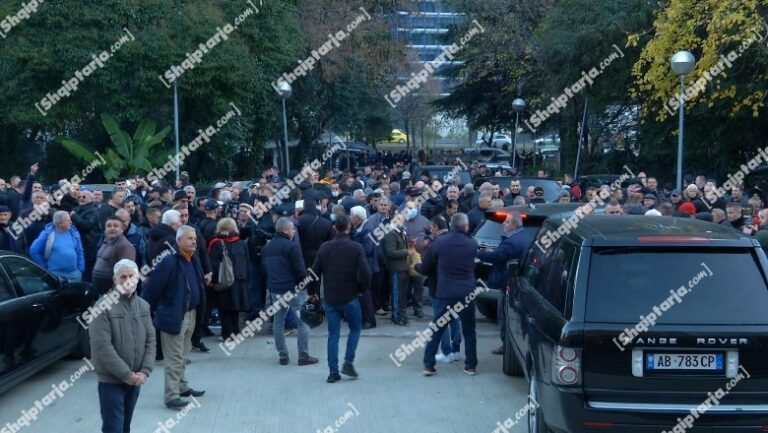 Mblidhen mijëra demokratë në selinë blu në protestën kundër Rama-Vuçiç