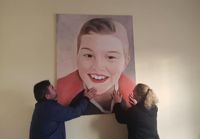 Pikturë e madhe me portretin e Mateos, i riu prek familjen (FOTO)