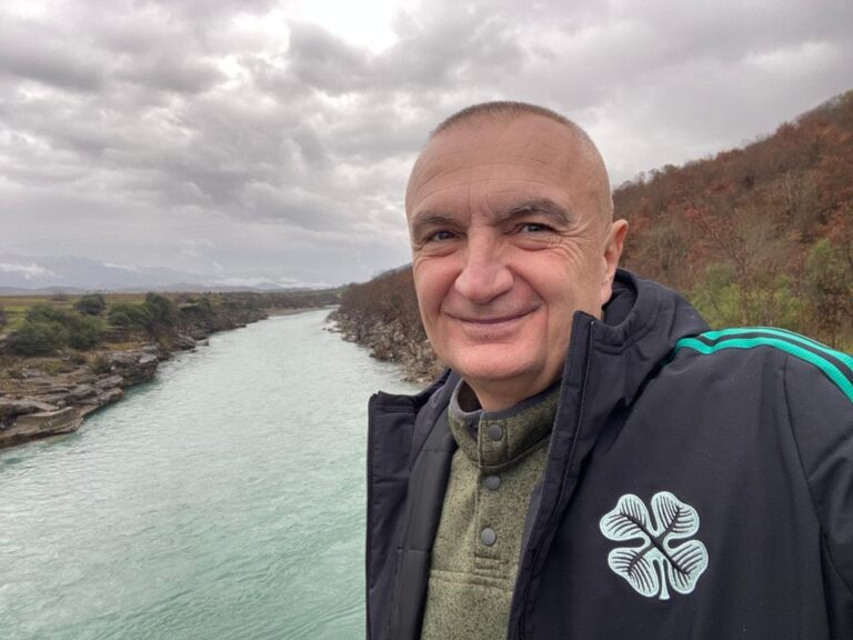 Presidenti Ilir Meta: Vjosa e madhërishme edhe me shi