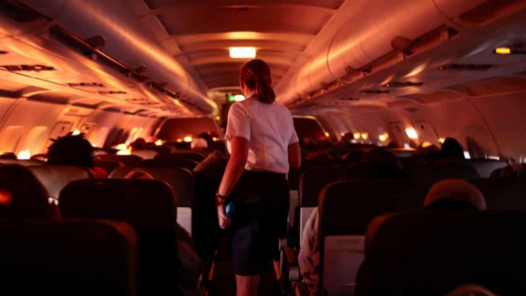 Rezultoi pozitive me Covid-19, gruaja izolohet në tualetin e avionit për 5 orë