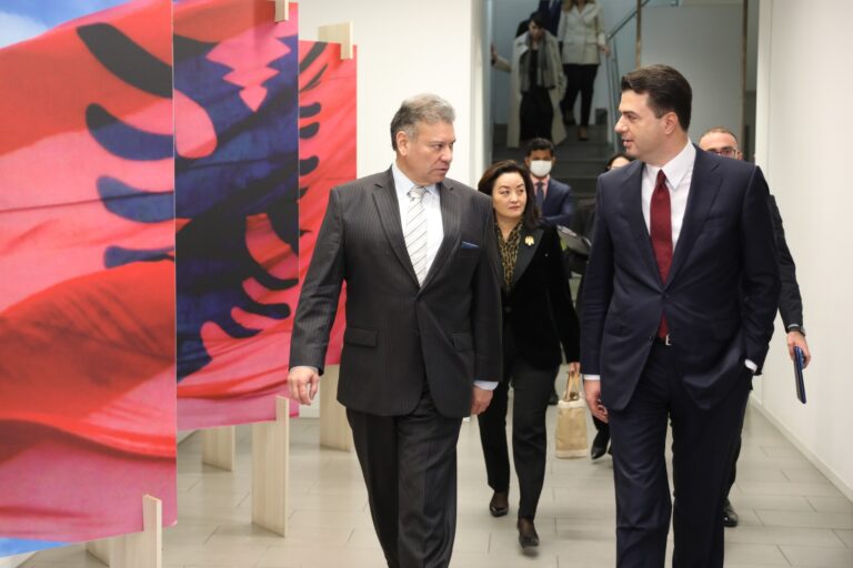 Shtëpia e Bardhë nxjerr tym të zi në PD