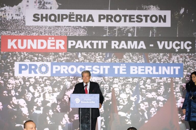 VOA shkruan për protestën dhe për pjesëmarrjen e Alex Soros në darkën Rama-Vuçiç-Zaev