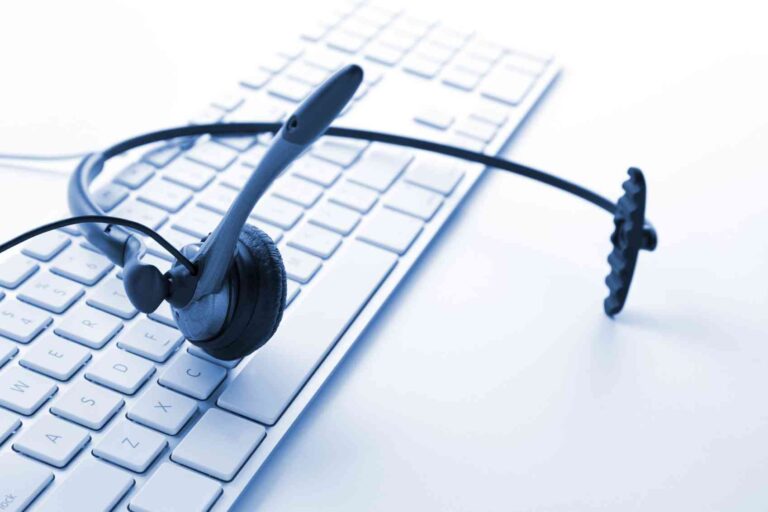 Dosja e Call Center-ave. Zbulohet skema e mashtrimit  si i bindnin operatorët europianët të investonin në platforma të rreme