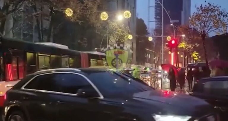 Tirana në kaos nga trafiku, Policia tregon rrugët që duhet të shmangni (VIDEO)
