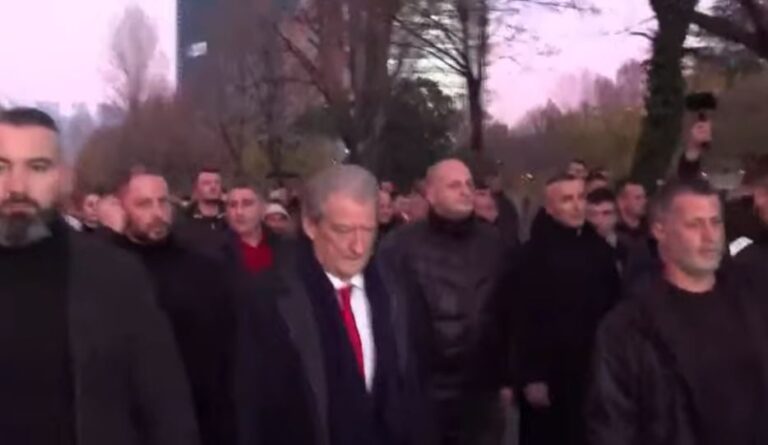 Berisha dhe mijëra demokratë nisen drejt Kryeministrisë, nis protesta e parë KOMBËTARE (VIDEO)