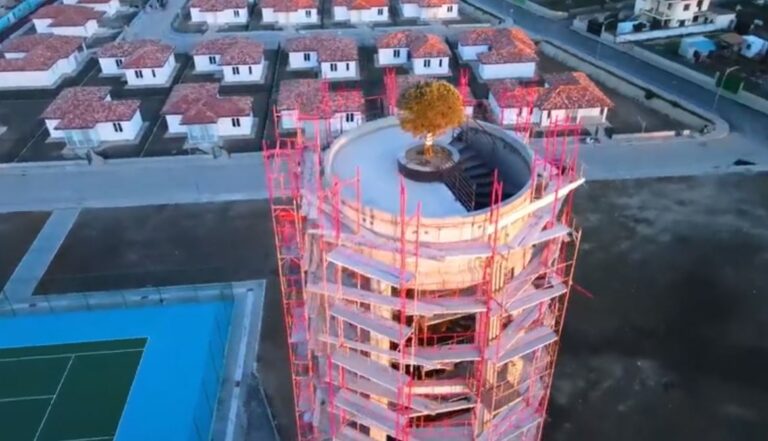 Rama: Po ndizen dritat e banesave të familjeve që po rikthehen në Thumanën e rindërtuar (VIDEO)
