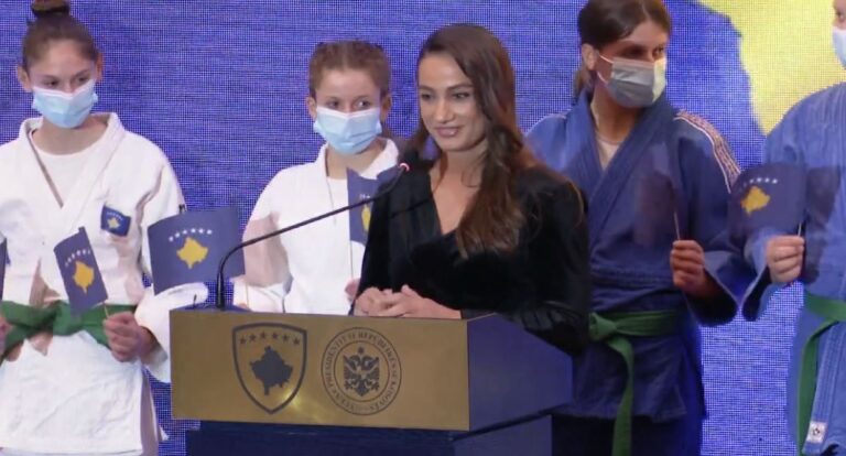 46 trofe në xhudo, e arta Majlinda Kelmendi i jep fund karrierës. Osmani e dekoron me urdhrin ”Shotë Galica”