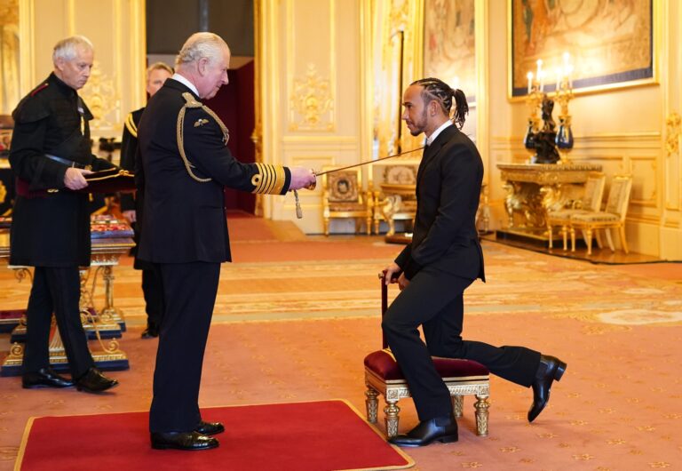 Hamilton merr titullin “Sir” edhe pse nuk fitoi Botërorin në Formula 1