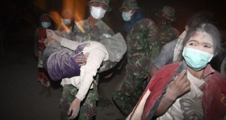 Dhjetëra të plagosur dhe 1 i vdekur nga shpërthimi i vullkanit në Indonezi