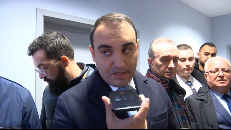 Belind Këlliçi: Më kanë kërcënuar njerëz me armë. Më kanë vjedhur zyrën