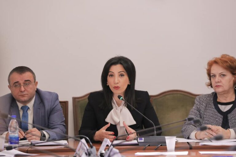 Pedagogët e vaksinuar, ministrja Kushi: Vijon procesi tek studentët