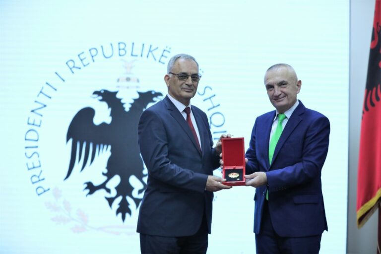 Meta dekoron akademikun Verli me Titullin e lartë ”Kalorës i Urdhrit të Flamurit”: Model frymëzues