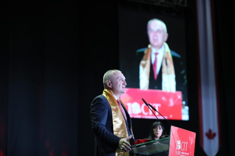 Presidenti Meta thirrje rinisë: Jepni më të mirën për vendit tonë, pa e braktisur atë