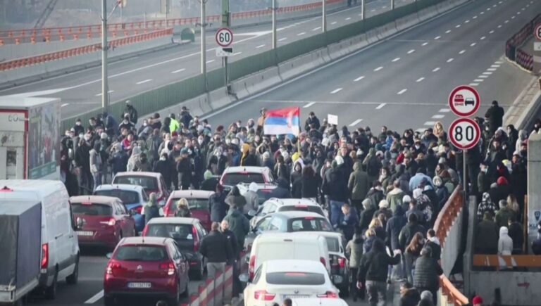 Vuçiç ndryshon dy ligje pas protestave