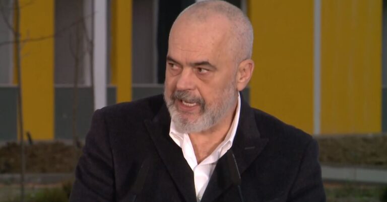 Banorët marrin shtëpitë e reja në Thumanë, Rama thumbon PD-në: Kujdes bravën!