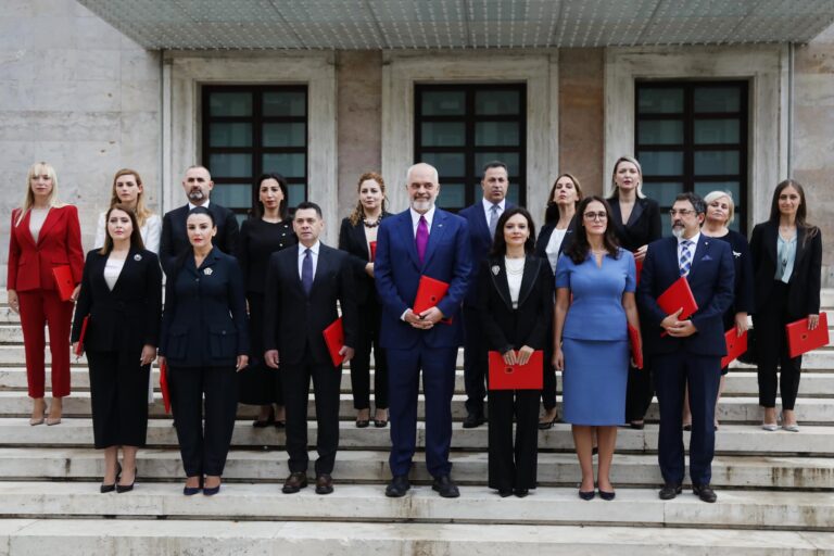 Rama u ndalon ministrave takimet me biznesmenë, pushimet jashtë shtetit si dhe udhëtimet me “Bussines Class”