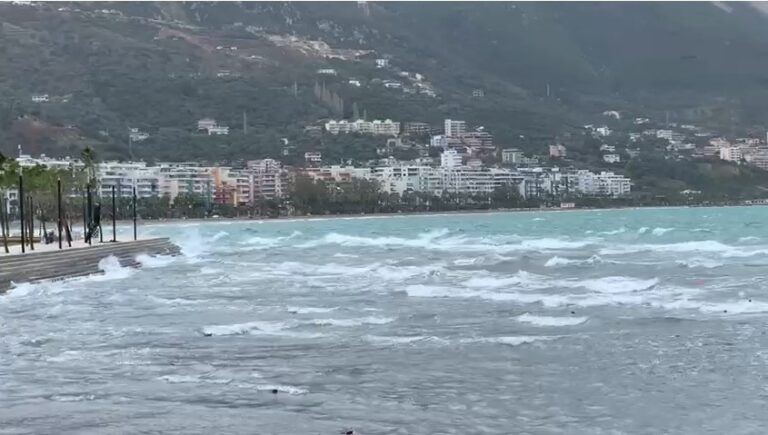 Moti i keq, pezullohet lundrimi për mjetet e vogla lundruese në Gjirin e Vlorës